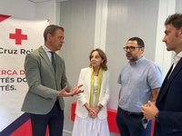 El consejero de Presidencia, Portavocía y Acción Exterior, Marcos Ortuño, dialoga con María Teresa Sánchez y Juan Antonio Balsalobre, presidenta ...