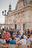 Aperitivo en la plaza del Ayuntamiento de Cartagena.