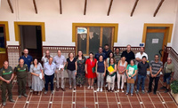 La secretaria autonómica de Energía, Sostenibilidad y Acción Climática, María Cruz Ferreira, junto a la alcaldesa de Jumilla, Severa González, y ...