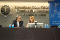 La directora general del SEF, Marisa López Aragón, junto con el presidente del Colegio Oficial de Graduados Sociales de la Región de Murcia, Alfonso...