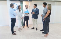 La consejera Carmen Conesa y el alcalde José Miguel Luengo, con autoridades y autores del estudio sobre el impacto del Festival Aéreo de San Javi...
