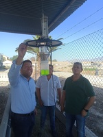 Imagen del director general de Producción Agrícola, Ganadera y Pesquera, Juan Pedro Vera, con la trampa de insectos para el control de la lengua azul que se ha instalado en el CIFEA de Lorca