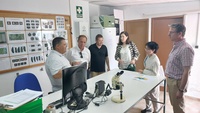 El director del IMIDA, Andrés Martínez (2i), junto a representantes gubernamentales de Japón y del Ministerio de Agricultura de España, en la visita...