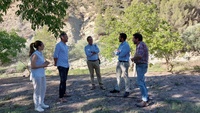 El director general de Bienes Culturales y el alcalde de Caravaca de la Cruz, durante su visita al emplazamiento del yacimiento.