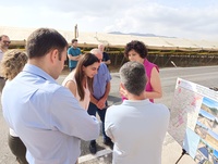 Imagen de la consejera Sara Rubira junto a la alcaldesa de Puerto Lumbreras en la visita realizada tras las obras de mejora realizadas en el camino...