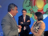 El consejero de Medio Ambiente, Universidades, Investigación y Mar Menor, Juan María Vázquez, con la secretaria de estado de Industria, Rebeca Torro,...