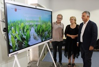 El consejero de Medio Ambiente, Universidades, Investigación y Mar Menor, Juan María Vázquez, junto a los investigadores de la Universidad de Murcia,...