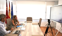El consejero de Hacienda, Luis Alberto Marín, y la directora del Icref, Ana María López, durante la reunión del consejo de administración del Instituto...