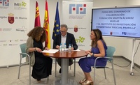 La presidenta de la Fundación Martín Álvarez Muelas, Isabel María Muelas, y el consejero de Salud, Juan José Pedreño, firman el convenio de colaboración,...