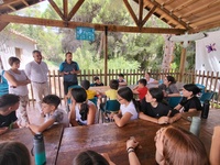 El consejero Juan María Vázquez visita a los jóvenes del campamento de verano del Aula de Naturaleza Las Alquerías