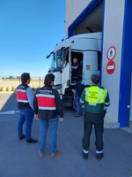 Guardia Civil y Técnicos de la Dirección General de Energía y Actividad Industrial y Minera en una estación ITV