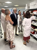 El consejero de Salud, Juan José Pedreño, visitó el servicio de farmacia hospitalaria del Hospital Reina Sofía