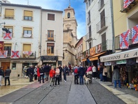 Una imagen de peregrinos dispuestos a iniciar la subida a la Basílica de la Vera Cruz.