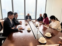 Imagen del encuentro de la consejera Sara Rubira con el secretario de Comercio y Desarrollo de la región asiática, Algernon Yau