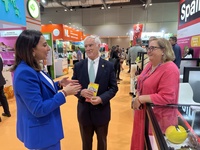 La consejera Sara Rubira en el recinto ferial donde se celebra Asia Fruit Logística donde ha visitado a las empresas de la Región que participan ...