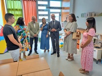El consejero de Educación y Formación Profesional, Víctor Marín, visitó hoy la nueva aula abierta del CEIP Nuestra Señora del Rosario, de Torre Pacheco.