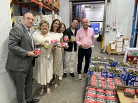 Imagen de la visita que la consejera Sara Rubira ha realizado a la empresa importadora de frutas y verduras Freco en sus instalaciones de Hong Ko...