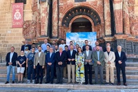 La consejera Carmen Conesa y asistentes a la presentación de la Regata 'Camino de la Cruz Punta Este', ante la fachada de la Basílica de la Vera ...