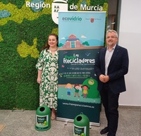 La secretaria autonómica de Energía, Sostenibilidad y Acción Climática, María Cruz Ferreira, junto con el gerente de zona de Ecovidrio, Ricardo Fuentes,...
