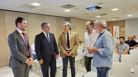El consejero de Medio Ambiente, Universidades, Investigación y Mar Menor, Juan María Vázquez, charla con el presidente de ANPIER, Miguel Ángel Martínez-Aroca,...