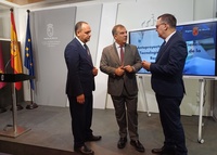 El consejero de Medio Ambiente, Universidades, Investigación y Mar Menor, Juan María Vázquez, departe con el director general de Universidades e ...