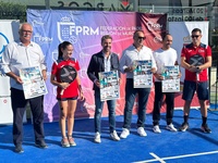El director general de Deportes, Fran Sánchez, con el cartel del torneo y participantes en la presentación.