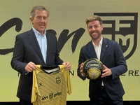 El director de Deportes, Fran Sánchez, con el balón del centenario, y el presidente de la Federación, José Miguel Monje, con la camiseta conmemor...