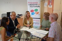 La consejera de Política Social, Conchita Ruiz, junto al alcalde de Totana, Juan Pagán, y personal del Centro de Servicios Sociales