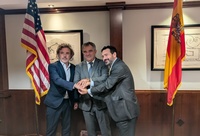 El consejero de Medio Ambiente, Universidades, Investigación y Mar Menor, Juan María Vázquez, firmó con los representantes de la Comisión Fulbright...