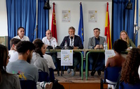 Un momento de la charla-coloquio mantenida por el consejero de Hacienda y el alcalde de San Pedro del Pinatar con alumnos del IES Manuel Tárraga de la localidad
