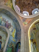 Una vista de las pinturas murales de la capilla de la Sagrada Familia tras su restauración.