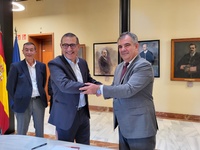 El consejero de Medio Ambiente, Universidades, Investigación y Mar Menor, Juan María Vázquez, junto al rector de la UMU, José Luján, durante la firma...