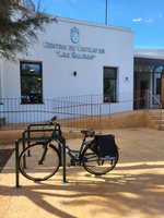 Aparcamientos para bicicletas instalados en el Centro de Visitantes de Las Salinas, en San Pedro del Pinatar.