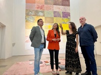 Imagen de la visita de la consejera de Turismo, Cultura, Juventud y Deportes, Carmen Conesa, a la exposición 'Tierra en blanco' de Rosell Mesegue...