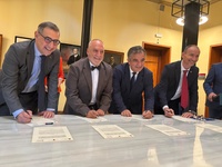 El consejero de Medio Ambiente, Universidades, Investigación y Mar Menor, Juan María Vázquez, firma el convenio para la incorporación de talento ...