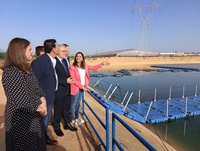 Imagen de la consejera Sara Rubira en la nueva planta solar flotante de la Comunidad de Regantes del Campo de Cartagena junto al presidente de la misma, Manuel Martínez, y el alcalde de Torre Pacheco, Pedro Ángel Roca