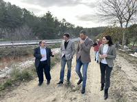 El consejero de Fomento e Infraestructuras, Jorge García Montoro, y el alcalde de Caravaca de la Cruz, José Francisco García, visitan las obras de refuerzo del talud de la carretera RM-730.