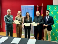 Entrega de los documentos de entre los siglos XV y XIX recuperados por la Guardia Civil