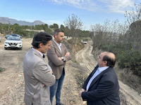 El consejero de Fomento e Infraestructuras, Jorge García Montoro, y el alcalde de Caravaca de la Cruz, José Francisco García, visitan las obras de refuerzo del talud de la carretera RM-730.(2)