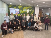 El consejero de Medio Ambiente, Universidades, Investigación y Mar Menor, Juan María Vázquez, junto a parte de los 24 alumnos de la Región que este...
