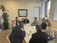 Imagen de la reunión de trabajo celebrada en Valencia para abordar la situación de la pesca de arrastre a la que asistió el director general de Producción Agrícola, Ganadera y Pesquera, Juan Pedro Vera.