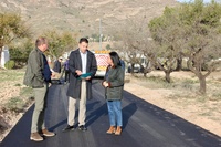 Imagen del director general del Agua, José Sandoval,  junto a la alcaldesa de Yecla, Remedios Lajara, visitando los trabajos de mejora del camino...