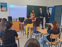 El consejero de Educación y Formación Profesional, Víctor Marín, visitó a los alumnos del IES Floridablanca que se examinaron de las pruebas para...