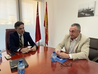 El consejero de Fomento e Infraestructuras, Jorge García Montoro, y el alcalde de Moratalla, Juan Soria, durante la reunión mantenida esta mañana...
