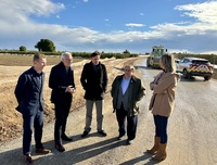 El consejero de Fomento e Infraestructuras, Jorge García Montoro, y el alcalde de Torre Pacheco, Pedro Ángel Roca, durante la visita a la obras de...