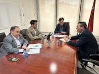 El consejero de Fomento e Infraestructuras, Jorge García Montoro, y el alcalde de Mula, Juan Jesús Moreno, durante la reunión mantenida hoy en la...