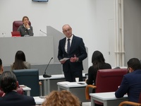 El consejero de Educación y Formación Profesión, Víctor Marín, intervino en la Asamblea Regional para contestar preguntas de los diputados