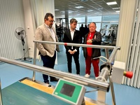 El director de Deportes, Fran Sánchez, durante su visita a las instalaciones con el alcalde, Tomás Rubio, y el entrenador, José Antonio Carrillo.
