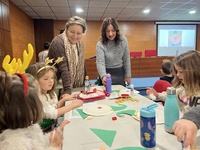 La directora general de Mujer y Prevención de la Violencia de Género, Ana Belén Martínez, durante su visita a la Escuela de Navidad del centro social...