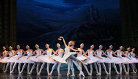 Imagen de la puesta en escena de 'El lago de los cisnes' por el Ballet Clásico Internacional